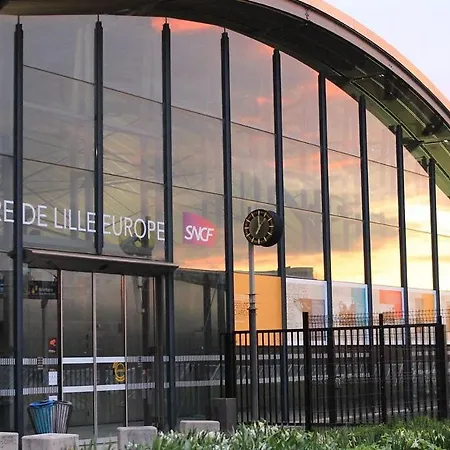 Vieux Spacieux Et Equipe Appartement